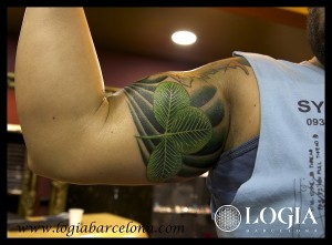 Tatuaje www.logiabarcelona.com Tattoo Ink tatuaje de trebol en el biceps 0100 